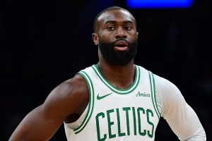 记者：杰伦·布朗的球场价值和交易价值存在巨大的分歧
